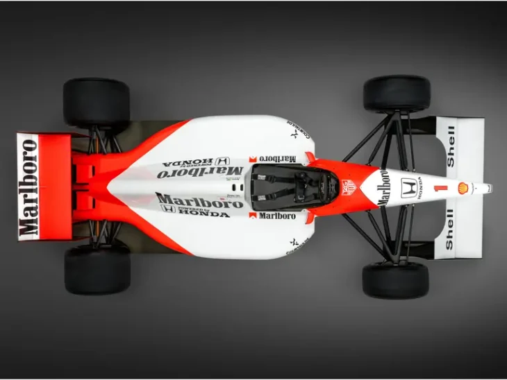 Ayrton Senna'nın McLaren MP4/6 Formula 1 aracının stüdyoda üstten görüntüsü