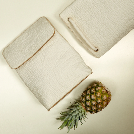 Ananas lifi bazlı sürdürülebilir vegan deri aksesuarlar ve taze ananas.