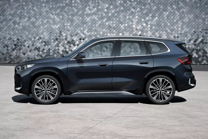 BMW X1 premium SUV otomobil, M Performance tasarım paketi, opsiyonel jant, gündüz vakti