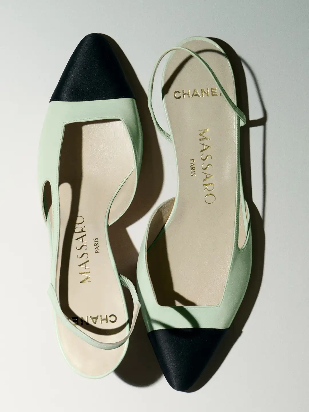 Chanel’nin ikonik iki tonlu slingback ayakkabıları; mint yeşili gövde, siyah burun detayı ve zamansız Paris şıklığını yansıtan klasik tasarım.