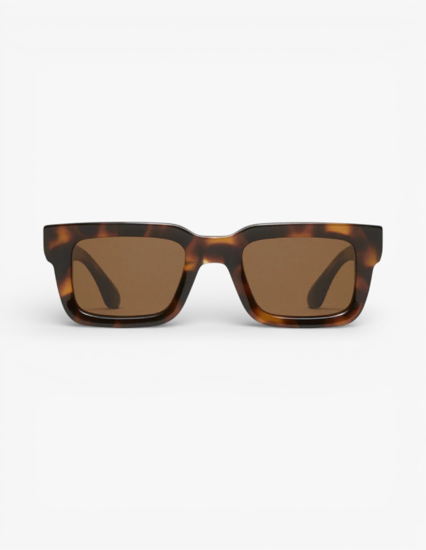 Ürün Cinsiyeti
Unisex
Ürün Tipi
Güneş Gözlüğü
Ürün Sezonsallığı
Yaz / Güneşli Mevsimler
Ürün Çeşidi
Chimi Sun #05.2 Brown – Unisex Güneş Gözlüğü
Ürün Özellikleri
Chimi Sun #05.2 güneş gözlüğü modern, minimalist ve keskin hatlı kare siluetiyle zamansız bir estetik sunar. Çerçeve; biyobazlı ve sertifikalı geri dönüştürülmüş plastikle el işçiliğiyle üretilmiştir ve iç kısmında metal core yapı dayanıklılığı artırır. Yüksek kaliteli CR39 lensleri %100 UVA + UVB koruması sağlar, güneş parlamasını azaltır ve günlük dış mekan aktivitelerinde konforlu bir görüş imkânı sunar. Gözlüğün hafif yapısı ve konforlu çerçevesi yüz hattına uyum sağlayarak uzun süreli kullanımda rahatlık sağlar. Modern çizgisi hem gündelik stil hem de yaz kombinleriyle kolayca uyum sağlar.
Öne Çıkan Detaylar
Kare siluetli, minimalist çerçeve tasarımı
%100 UVA + UVB korumalı CR39 lensler
Biyobazlı ve geri dönüştürülmüş materyal içeren çerçeve
Metal core destekli dayanıklı yapı
Unisex stil, geniş kombin uyumu
Kimler Kullanıyor?
Modern çizgileri minimalist estetikle buluşturan, hem koruma hem stil arayanlar için ideal bir güneş gözlüğü. Gündelik şehir kombinlerinden yaz dış mekân aktivitelerine kadar geniş bir kullanım yelpazesinde; sade ama karakterli aksesuarlarla stilini tamamlamayı sevenlerin tercih ettiği bir modeldir.
Chimi Sun #05.2 güneş gözlüğü, minimalist kare silueti ve UV korumalı lensleriyle yaz stilinize şık ve işlevsel bir dokunuş katar.