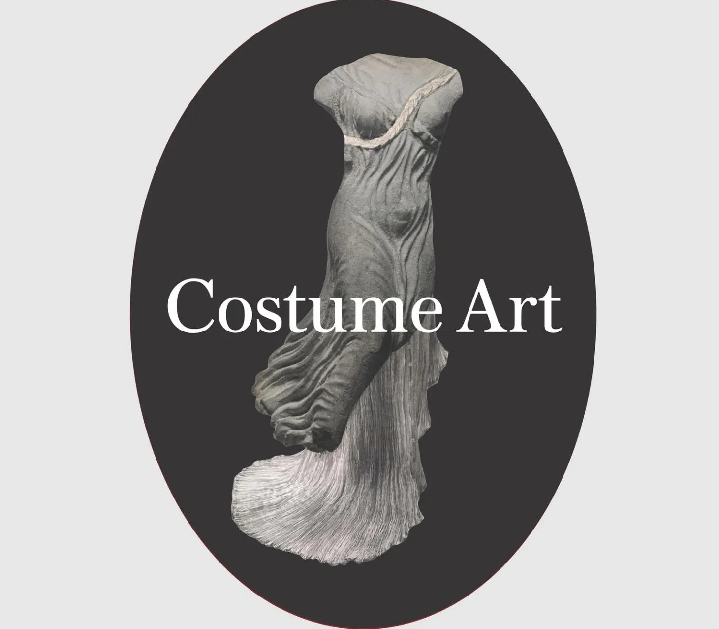Antik Yunan heykelinden ilham alan drapeli figür siluetiyle tasarlanan “Costume Art” sergi görseli; moda, kostüm ve sanat tarihinin kesişimini vurgulayan minimalist kompozisyon.