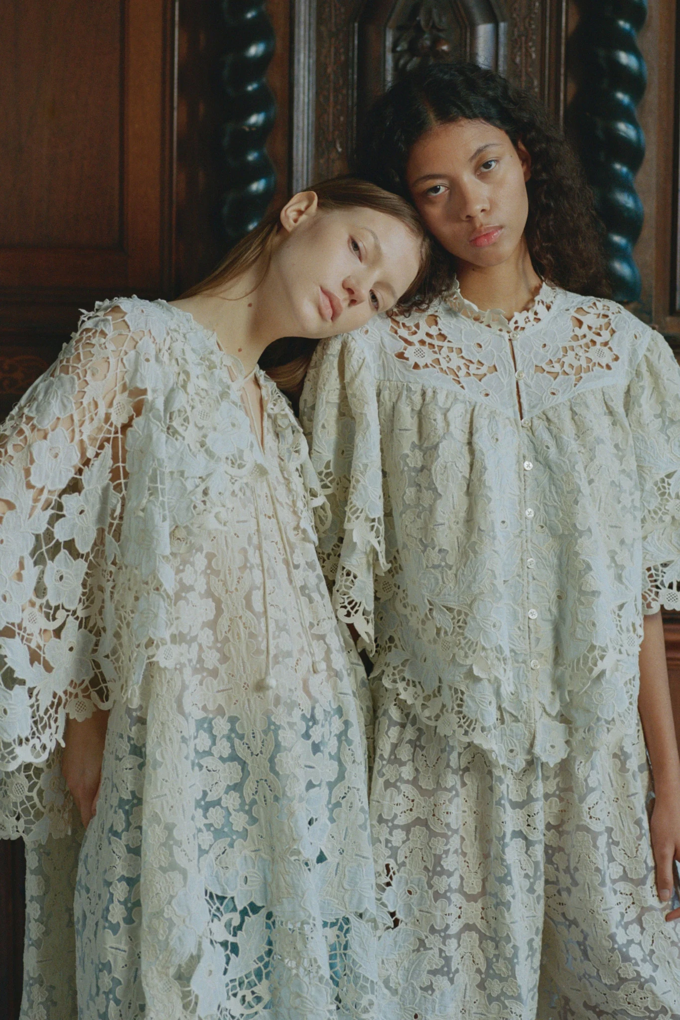 İki farklı dantel elbiseyle yorumlanan romantik ve nostaljik moda estetiği, yumuşak silüetlerle feminen stil yaklaşımı.