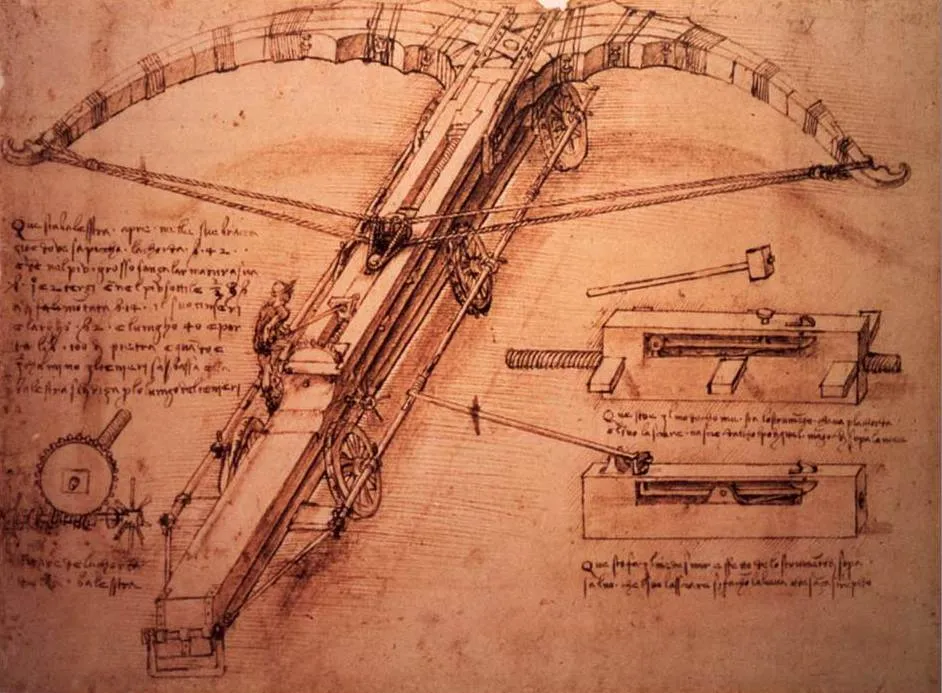 Kahverengi tonlarında eskiz kağıdı üzerinde Leonardo da Vinci'nin icatlarından dev arbalet tasarımının detaylı bir teknik çizimi, karmaşık mekanizmasını oluşturan büyük bir yay, çarklar, halatlar, kaldıraçlar ve küçük bir insan figürü ile birlikte sayfanın sağında ek mekanik parça detaylarını ve elyazısı notlarını sergiliyor.