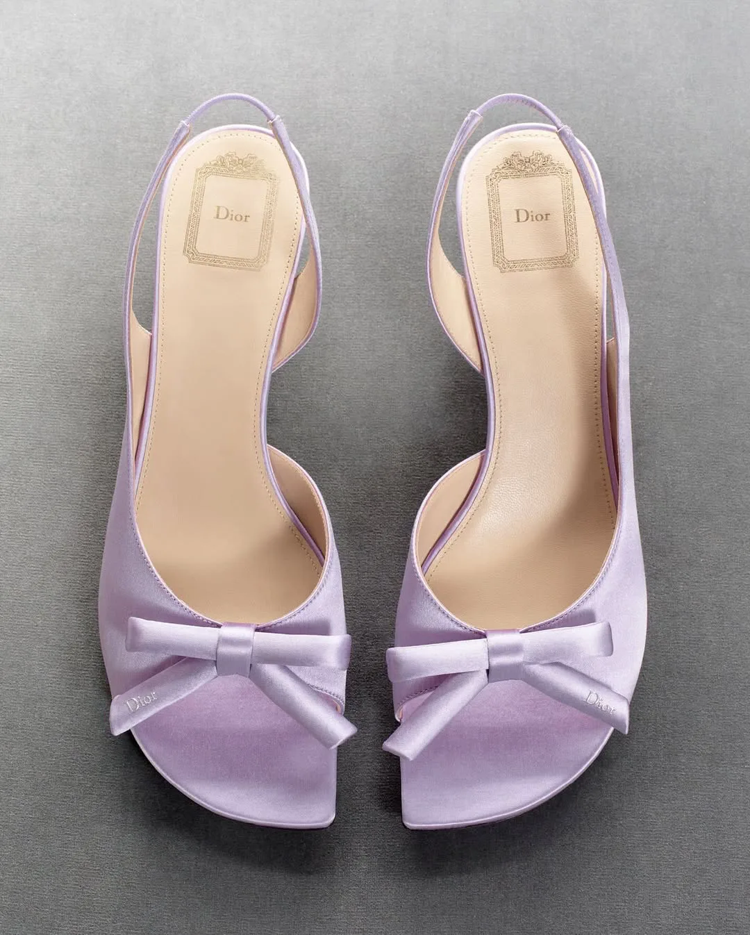 Dior İlkbahar–Yaz 2026 koleksiyonundan lila tonlarında, fiyonk detaylı slingback ayakkabı; romantik, zarif ve modern couture estetiğini yansıtan sezon ayakkabı trendi.