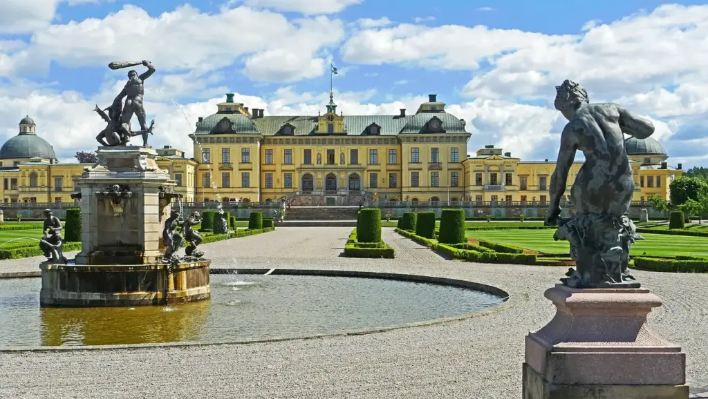 UNESCO Dünya Mirası Drottningholm Sarayı'nın geniş barok bahçesinde, elinde sopayla bir figürü kavrayan Herkülvari bronz heykelin süslediği fıskiyeli havuzun ve zarif klasik heykellerin önünde yükselen, sarı cephesi ve yeşil kubbeleriyle görkemli yapı, Stockholm'de ziyaret edilmesi gereken önemli bir yer olarak öne çıkıyor.