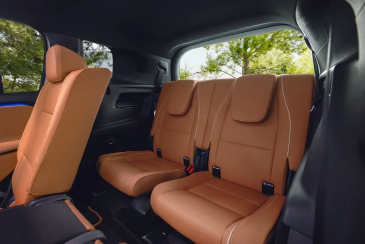 Yeni Mercedes-Benz GLB elektrikli SUV, kahverengi deri döşeme, opsiyonel 3. sıra koltuk ve 7 kişilik geniş ailelere uygun iç mekan