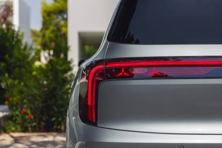 Yeni Mercedes-Benz GLB elektrikli SUV metalik gri renk, arka yıldız formlu LED stop lambası dış tasarım
