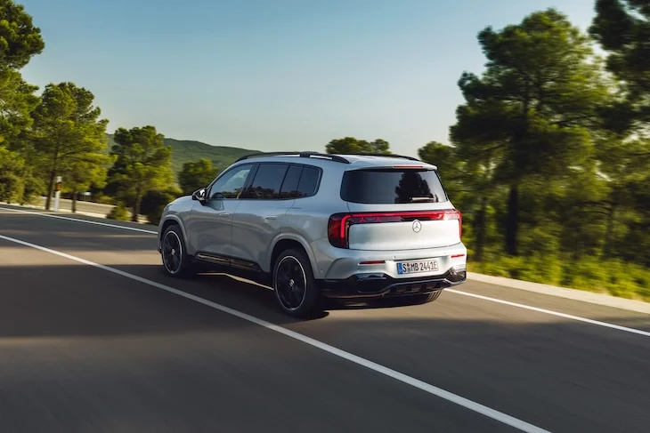 Yeni Mercedes-Benz GLB elektrikli SUV metalik gri AMG paket gece paketi dış tasarım arka görünüm