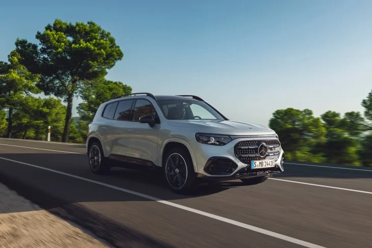 Yeni Mercedes-Benz GLB elektrikli SUV metalik gri AMG paket gece paketi dış tasarım ön görünüm