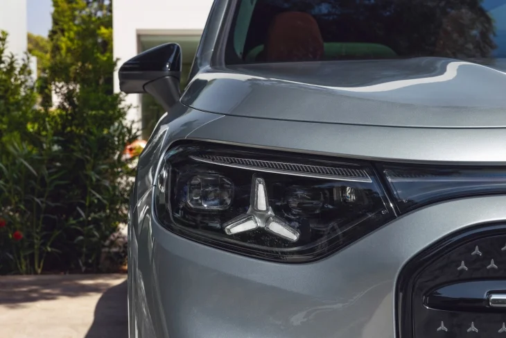 Yeni Mercedes-Benz GLB elektrikli SUV DIGITAL LIGHT LED far opsiyonel gece paketi ön tasarım