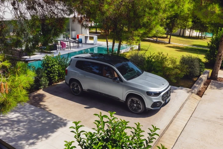 Yeni Mercedes-Benz GLB elektrikli SUV metalik gri renk, AMG paket ve gece paketi ön tasarım görünümü
