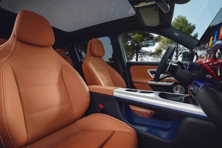 Yeni Mercedes-Benz GLB elektrikli SUV, kahverengi deri döşeme, MB.OS yapay zekâ destekli yazılım panaromik aydınlatmalı cam tavan ve yolcu ekranlı AMG paket iç mekân tasarımı