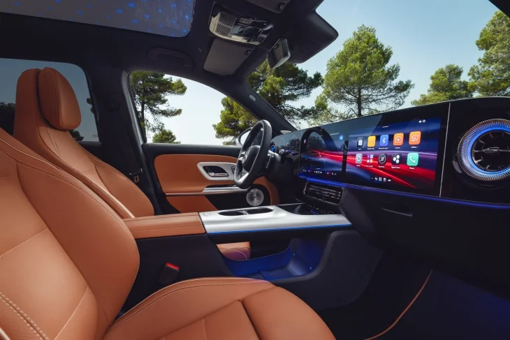 Yeni Mercedes-Benz GLB elektrikli SUV, AMG paket iç mekân, kahverengi deri koltuklar, yolcu ekranı ve panoramik cam tavan