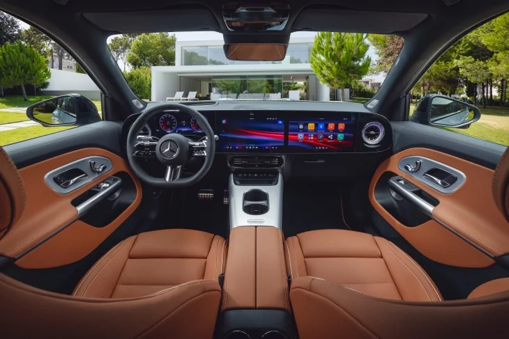 Yeni Mercedes-Benz GLB elektrikli SUV, kahverengi deri döşeme, MB.OS yapay zekâ destekli yazılım ve yolcu ekranlı AMG paket iç mekân tasarımı