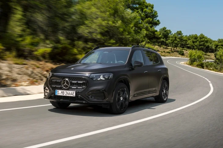 Yeni Mercedes-Benz GLB elektrikli SUV opsiyonel mat siyah renk AMG paket gece paketi dış tasarım ön görünüm