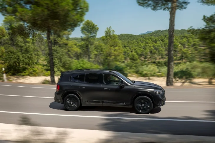 Yeni Mercedes-Benz GLB elektrikli SUV opsiyonel gece paketi mat siyah renk AMG paket dış tasarım orman yolu yan profil görünüm