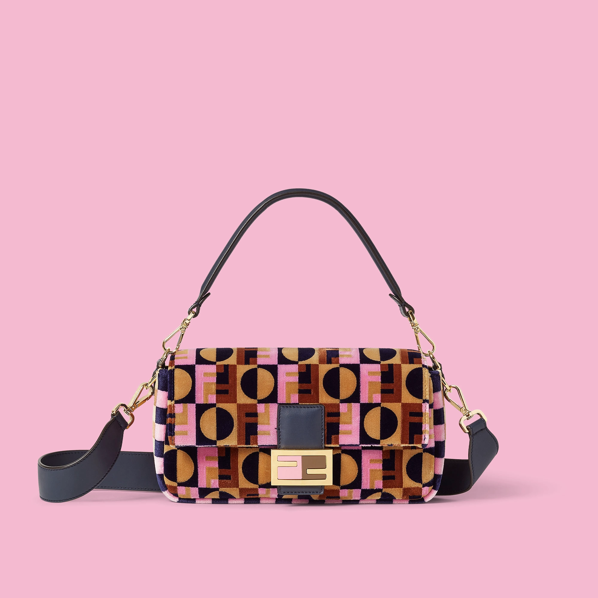 Fendi’nin Emily in Paris özel kapsül koleksiyonuna ait, pembe ve kahverengi FF Dots desenli ikonik Baguette çanta.