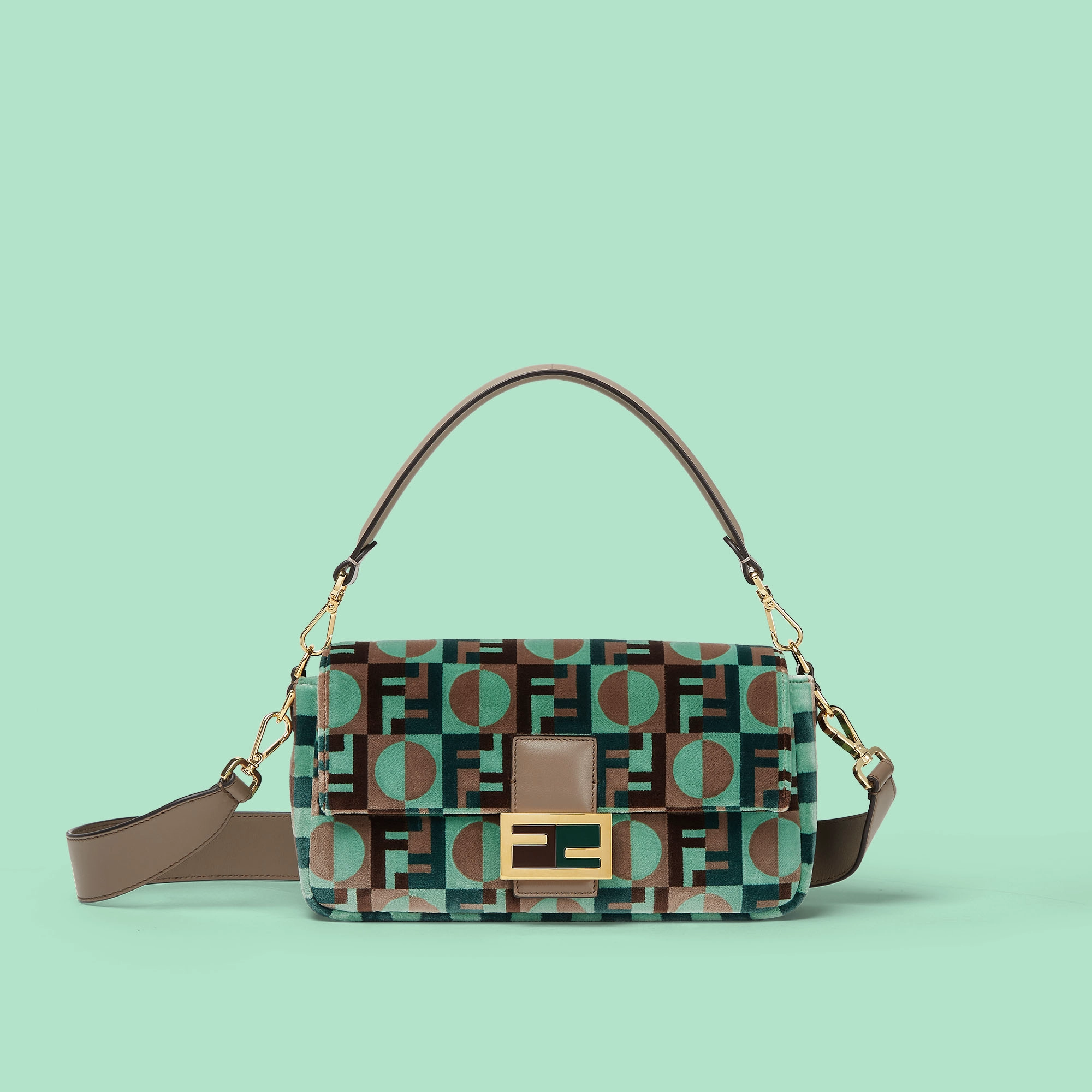 Fendi Emily in Paris kapsül koleksiyonundan, nane yeşili ve güvercin grisi tonlarında FF Dots desenli Baguette çanta.