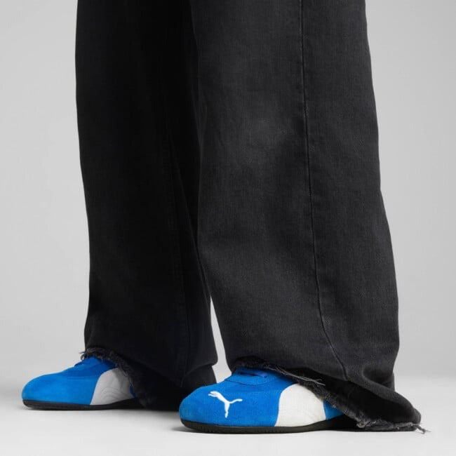 Alçak taban flatform sneaker modeli, bol paça siyah pantolonla kombinlenerek kış sezonu için minimal ve modern bir sneaker stili sunuyor.