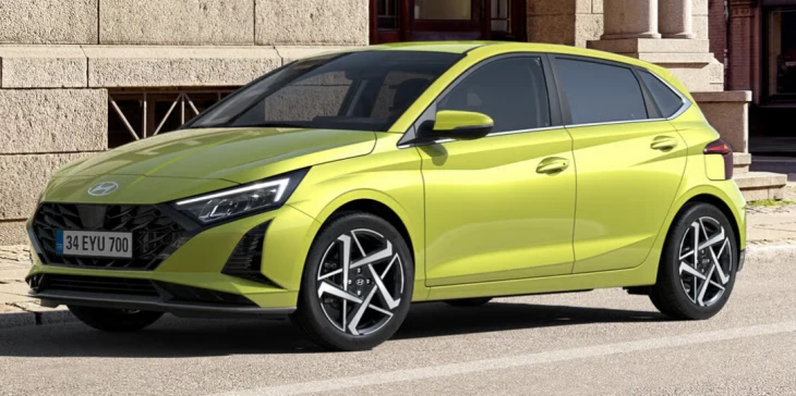 Sarı renkli Hyundai i20 yerli üretim, ÖTV muafiyetli, hatchback otomobil gündüz vakti tarihi bina önünde