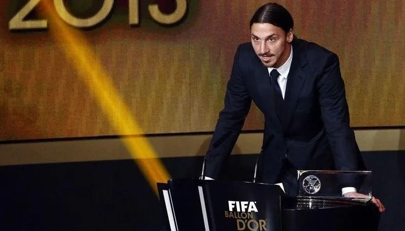 Zlatan Ibrahimovic, 2014 FIFA Ballon d'Or Ödül Töreni'nde Puskas Ödül Töreni'nde konuşması yapıyor.