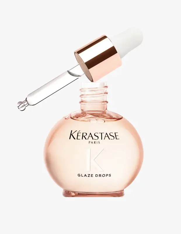 Marka Adı: Kérastase
Ürün Adı: Kérastase Gloss Absolu Glaze Drops
Ürün Cinsiyeti: Unisex
Ürün Tipi: Saç Serumu
Ürün Sezonsallığı: Belirtilmemiş
Ürün Çeşidi: Kabarma Karşıtı Bakım Serumu
Ürün Özellikleri: Bu ürün, açık şeftali tonlarında parlak ve sıvı formda bir saç bakım serumudur. Zarif, yuvarlak hatlara sahip cam görünümlü şişesi ve parlak pembe altın rengi damlatıcı kapağıyla lüks bir tasarım sunar. Saç tellerinin yüzeyinde koruyucu bir tabaka oluşturarak nemin saçın içinde kalmasına yardımcı olur, böylece kabarmayı ve elektriklenmeyi önler. Saça pürüzsüz, ayna parlaklığında ve kontrol altında bir görünüm kazandırır.
Öne Çıkan Detaylar:
- Saçtaki kabarma ve elektriklenmeyi etkili bir şekilde kontrol altına alır.
- Saça göz alıcı bir parlaklık ve pürüzsüz bir doku kazandırır.
- Damlatıcı aparatı sayesinde kolay ve hassas uygulama imkanı sunar.
Kimler Kullanıyor?: Saçlarında kabarma, matlık veya elektriklenme sorunu yaşayan, pürüzsüz ve parlak bir görünüm arayan herkes bu ürünü tercih edebilir. Saçına lüks ve etkili bir dokunuş katmak isteyen, saçlarının her koşulda bakımlı ve kontrol altında olmasını önemseyen bireyler için idealdir.