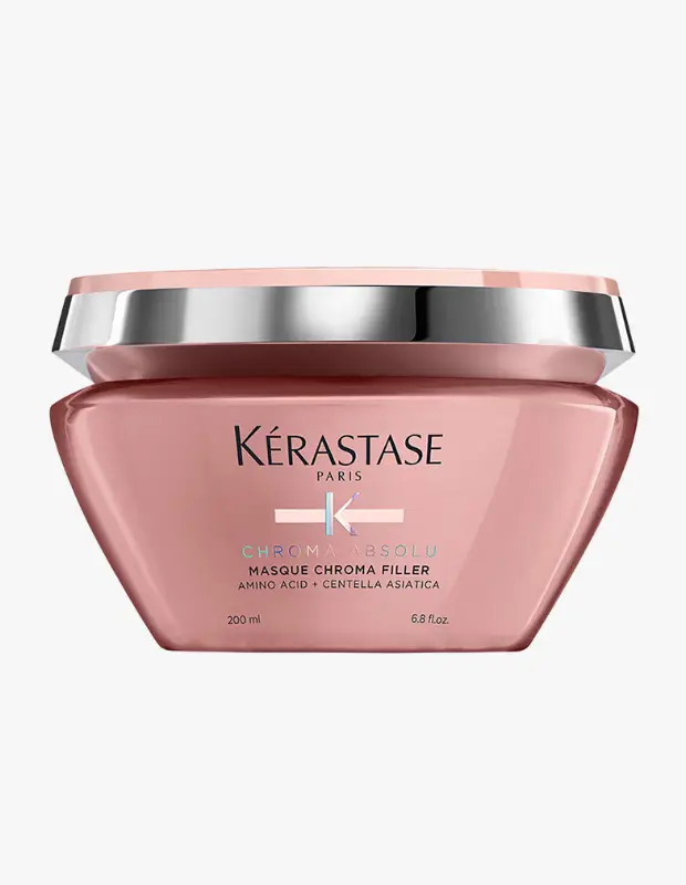 Marka Adı: Kerastase
Ürün Cinsiyeti: Belirtilmemiş
Ürün Tipi: Saç Maskesi
Ürün Sezonsallığı: Belirtilmemiş
Ürün Çeşidi: Renk Koruyucu Saç Bakımı
Ürün Özellikleri: Kerastase Chroma Absolu Saç Maskesi, şık pembe/rose gold renginde, gümüş detaylı kapaklı 200 ml hacminde bir kavanozda sunulmaktadır. Renkli saçlar için özel olarak formüle edilmiş bu maske, Amino Acid ve Centella Asiatica içerikleriyle saç tellerini derinlemesine beslemeyi ve güçlendirmeyi hedefler. Saç renginin yoğunluğunu ve parlaklığını korumaya yardımcı olurken, boyanın zamanla akmasını ve matlaşmasını önlemeyi amaçlar. Saçlara dolgunluk veren Masque Chroma Filler yapısıyla, boyalı saçların daha canlı ve sağlıklı görünmesine katkıda bulunur. Modern ve lüks ambalaj tasarımıyla banyo rutinine estetik bir dokunuş katar.
Öne Çıkan Detaylar:
- Amino Acid ve Centella Asiatica içeren özel formül
- Renkli saçların parlaklığını ve kalıcılığını destekler
- Saç tellerine dolgunluk ve güç kazandırmayı hedefler
Kimler Kullanıyor?: Bu saç maskesi, boyalı saçlarının canlılığını ve renginin yoğunluğunu uzun süre korumak isteyen herkes için idealdir. Özellikle karamel saç rengi gibi sıcak tonları tercih eden, saçlarının matlaşmasını veya renginin akmasını engellemek isteyen, aynı zamanda saç tellerine derinlemesine bakım ve dolgunluk kazandırmayı arzulayan kişiler bu ürünü günlük veya haftalık saç bakım rutinlerine dahil edebilirler. Saçlarını boyatma işlemi sonrası renk korumasına öncelik veren ve lüks bir bakım deneyimi arayanlar için uygundur.