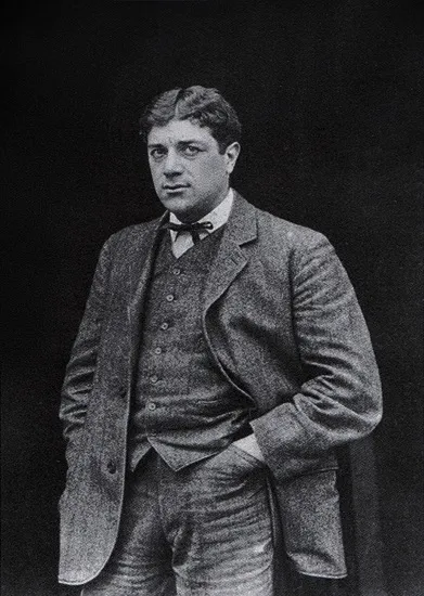1908 yılına ait olduğu belirtilen bu siyah beyaz portre fotoğrafında, modern sanatın öncü isimlerinden ve kübizm akımının kurucularından Georges Braque, ciddi bir ifadeyle doğrudan kameraya bakarken, koyu renk takım elbise ve papyonuyla elleri ceplerinde duruyor.