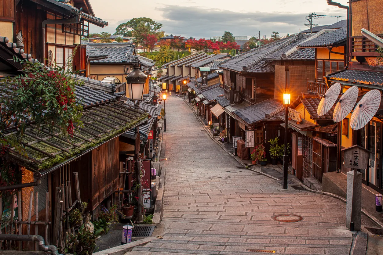 Kyoto Ninenzaka Caddesi’nde gün doğumu sırasında boş geleneksel sokaklar ve ahşap evler