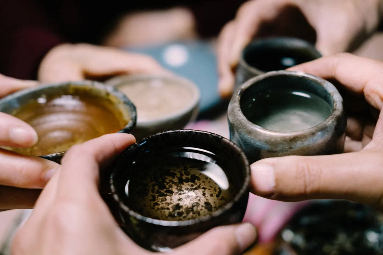 Japon kültüründe sake ile yapılan geleneksel kadeh kaldırma anı