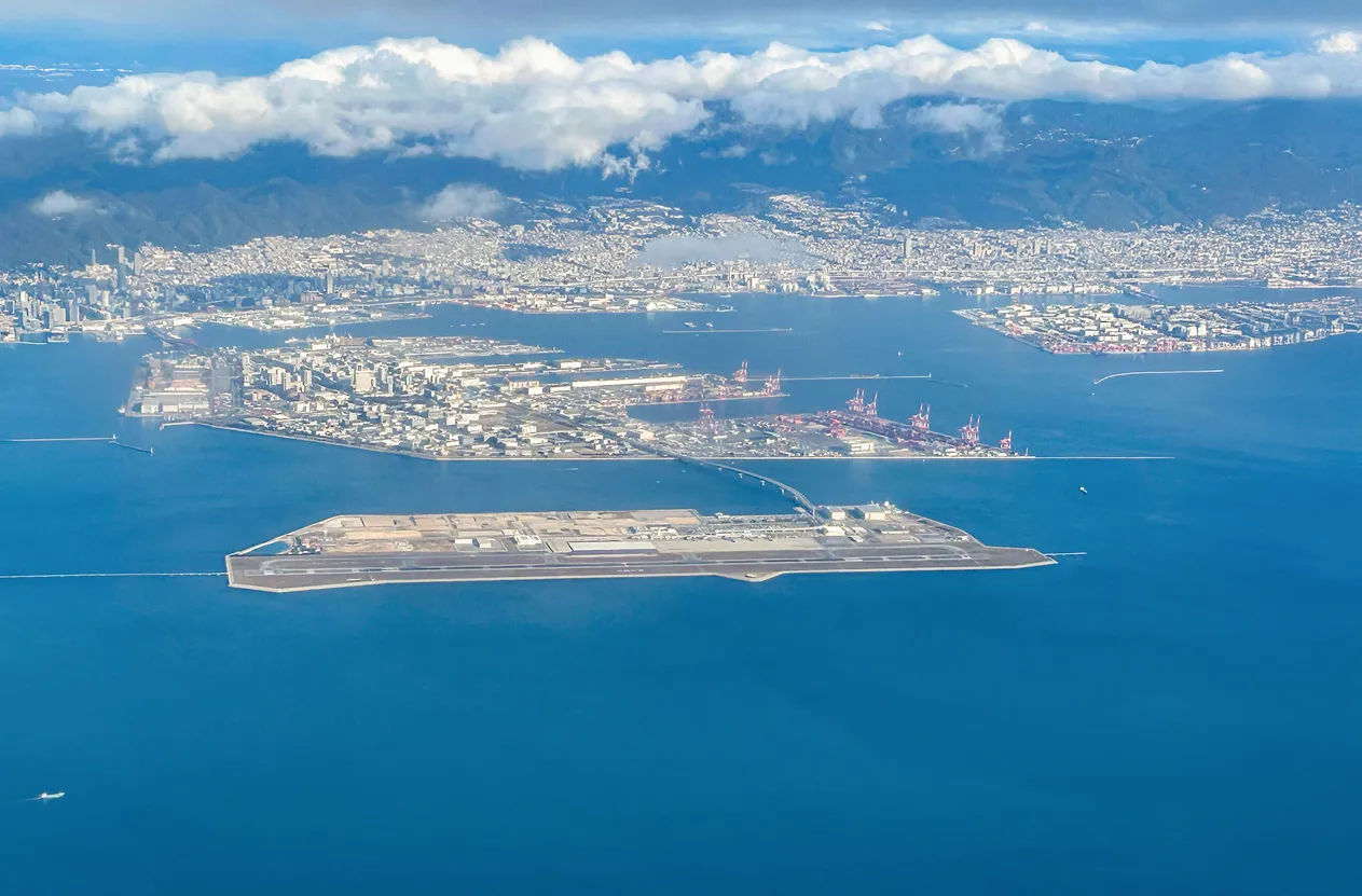 Osaka açıklarında Kansai Uluslararası Havalimanı ve arka planda Izumisano şehrinin havadan görünümü
