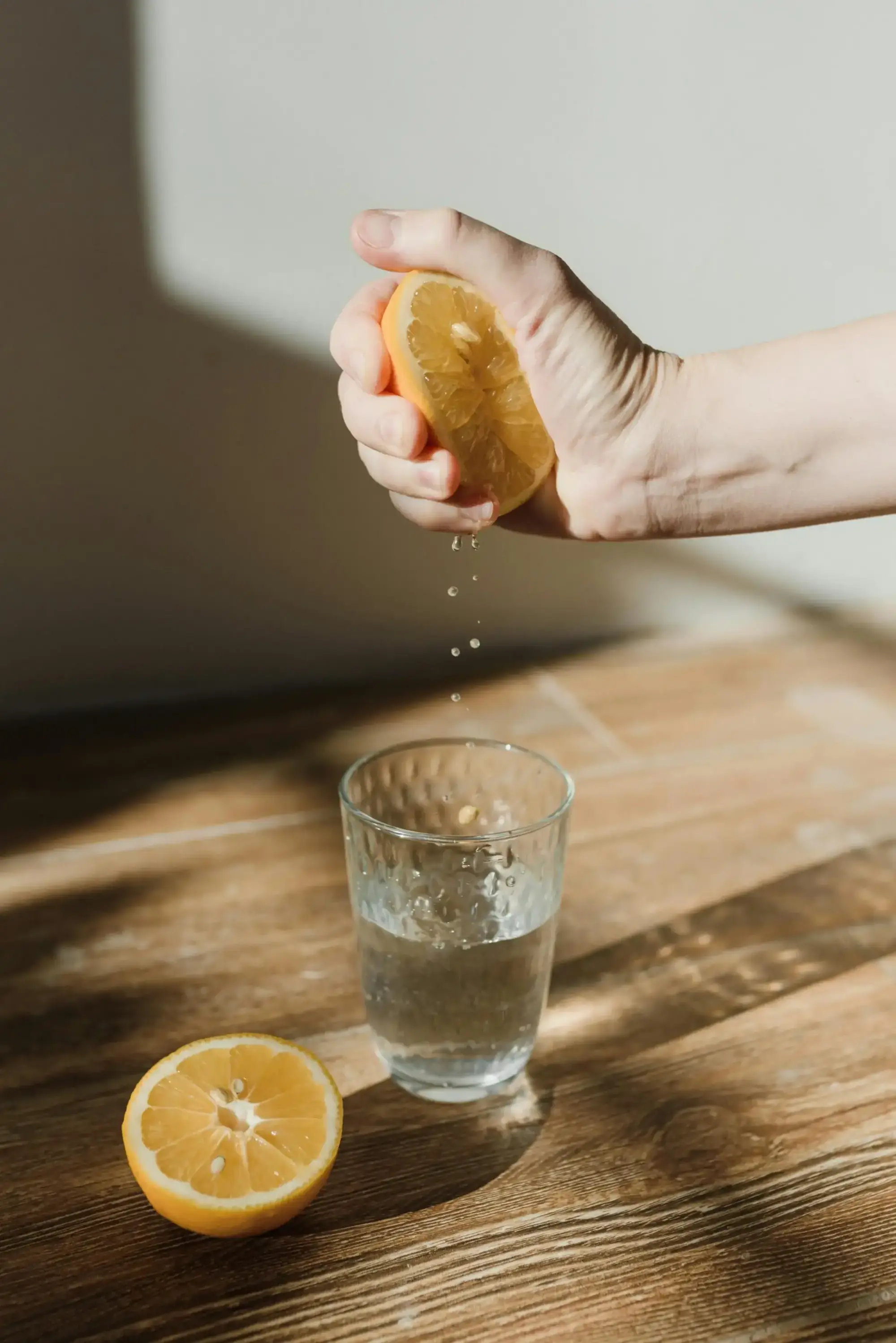 Detoks sürecinde güne başlarken tüketilen limonlu su