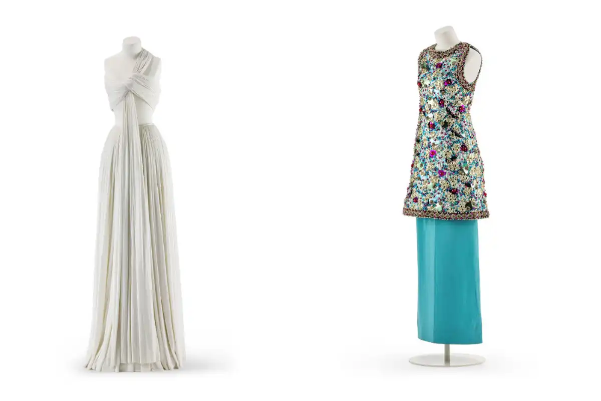 Beyaz tonlarda, drapeli ve heykelsi formda uzun elbise ile renkli taş işlemeli kısa elbise ve turkuaz etekten oluşan ikili görünüm; haute couture siluetlerinin zanaatkârlık ve form araştırmasıyla buluştuğu sergi sunumu.