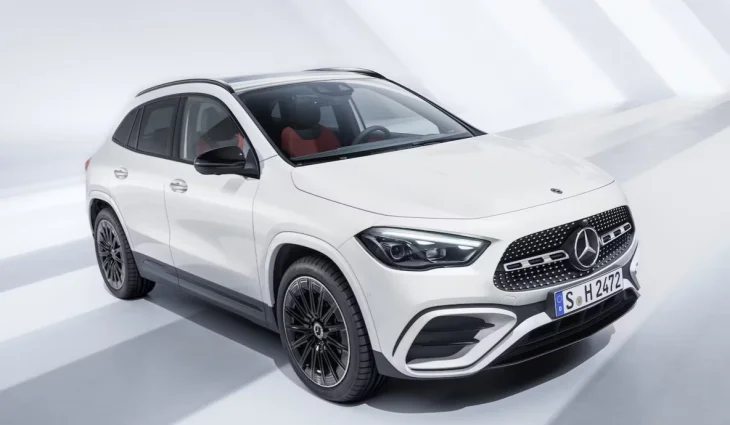 Mercedes-Benz GLA beyaz renkli kompakt premium SUV, stüdyo ortamında, MBUX multimedya, AMG tasarım paketi