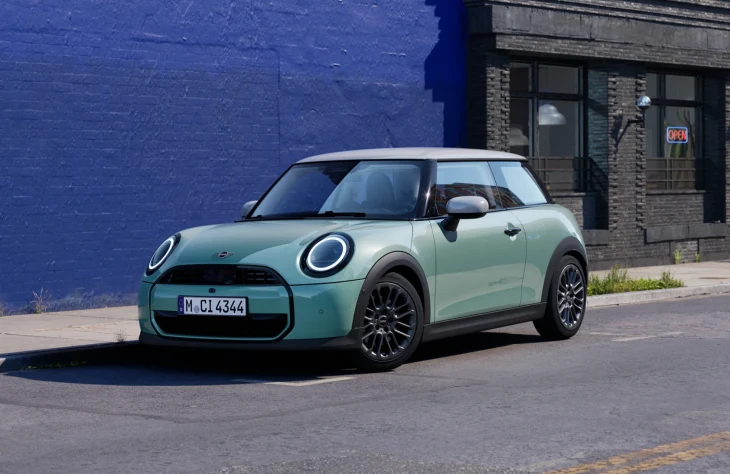 Mini Cooper 3 kapılı coupe spor otomobil, su yeşili renkli gündüz vakti, şehir sokaklarında