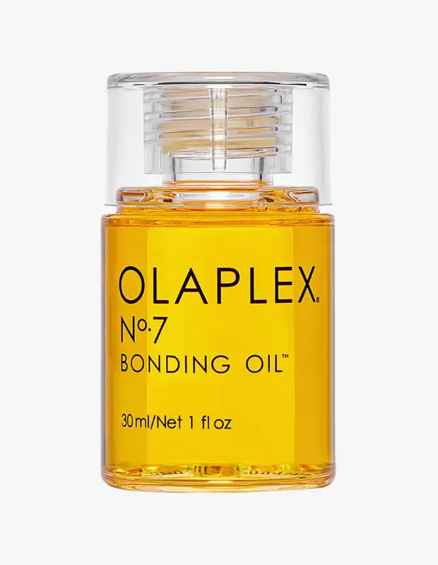 Marka Adı: Olaplex
Ürün Adı: Olaplex Nº.7 Bonding Oil
Ürün Cinsiyeti: Unisex
Ürün Tipi: Bağ Onarıcı Saç Bakım Yağı
Ürün Sezonsallığı: Tüm Sezonlar
Ürün Çeşidi: Bağ Onarıcı Saç Yağı
Ürün Özellikleri: Şeffaf kapaklı ve şeffaf amber rengi küçük şişede sunulan Olaplex Nº.7 Bonding Oil, 30 ml net hacme sahiptir. Özel Bis-Aminopropyl Diglycol Dimaleate içeriği sayesinde saç bağlarını moleküler düzeyde onararak kimyasal işlemler ve ısıdan kaynaklanan kopmaları durdurur, saçın direncini artırır. Ayçiçeği Çekirdeği Yağı ile saç tellerine yüksek ısıyla şekillendirmeye karşı güçlü bir koruma kalkanı oluştururken, saça göz alıcı parlaklık ve pürüzsüz bir dokunuş kazandırır.
Öne Çıkan Detaylar:
- Saç bağlarını moleküler düzeyde onarıcı özel formül
- Yüksek ısıya karşı etkili koruma kalkanı sağlar
- Saça göz alıcı parlaklık ve güç kazandırır
Kimler Kullanıyor?: Kimyasal işlemler (boya, açıcı), sık ısı ile şekillendirme veya çevresel faktörler nedeniyle yıpranmış, kırılgan, mat ve cansız görünen saçlara sahip kişiler bu bağ onarıcı saç yağını tercih edebilir. Saçlarının gücünü geri kazanmasını, koparak dökülmelerin azalmasını, parlak ve sağlıklı bir görünüme kavuşmasını arzu eden, aynı zamanda saçlarını ısıya karşı korumak isteyen herkesin günlük bakım rutininde yer verebileceği bir üründür.