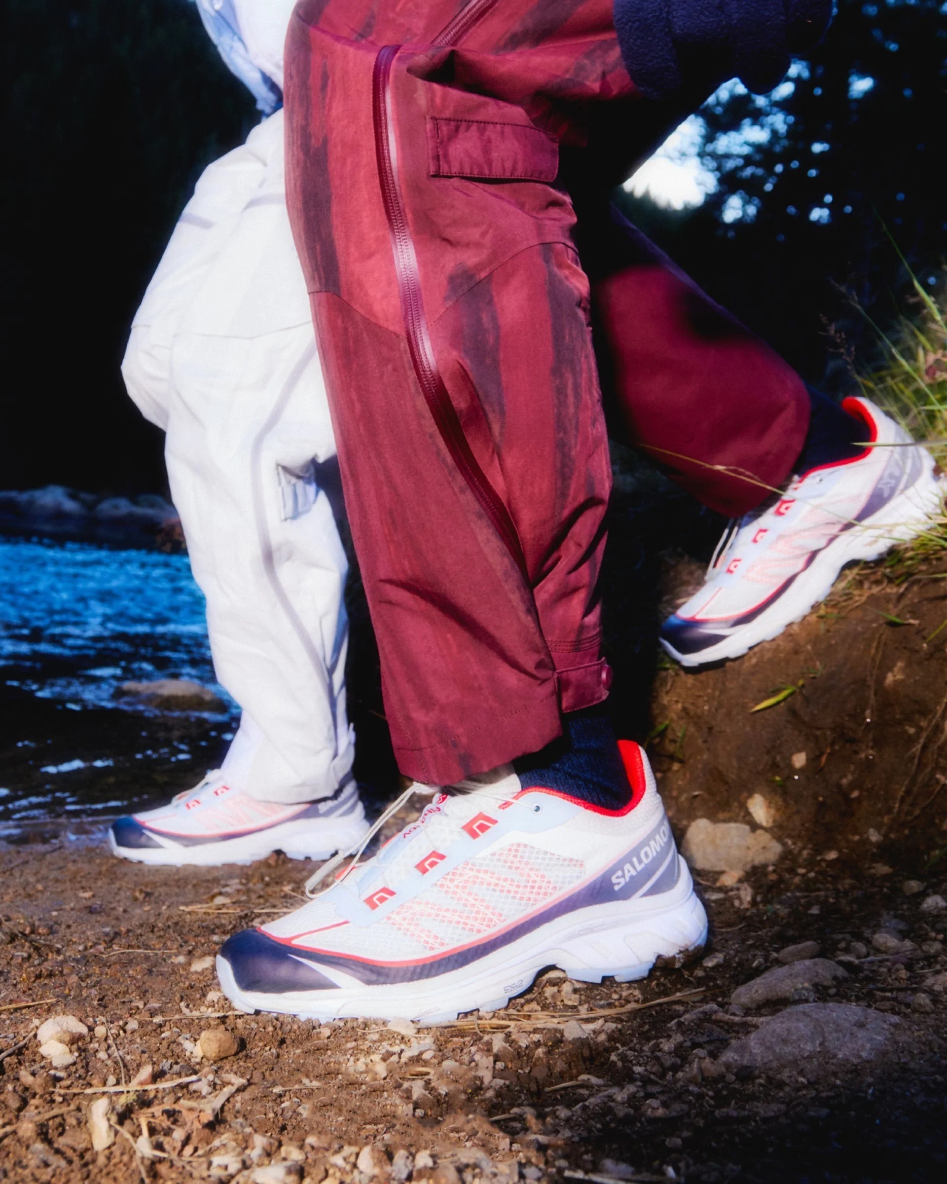Salomon outdoor sneaker’lar, teknik pantolon ve fonksiyonel parçalarla kombinlenerek kış sezonunda performans ve stil dengesini bir araya getiriyor.