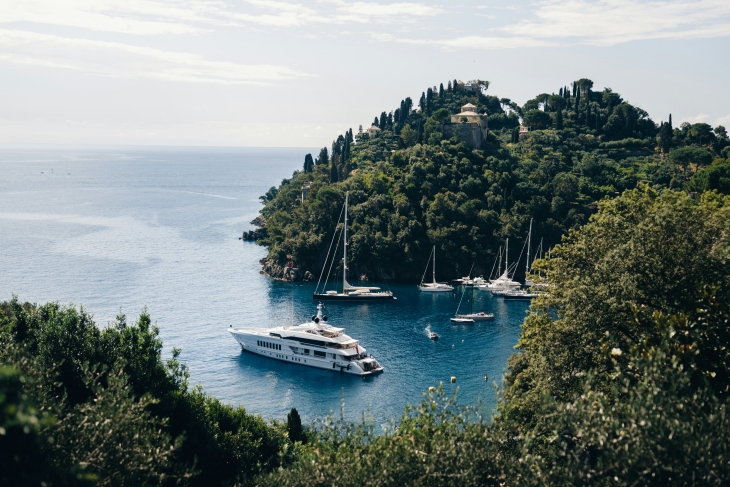 Portofino, Genoa, İtalya koya demirlemiş yat, tekne manzara görüntüsü gündüz vakti manzara görüntüsü