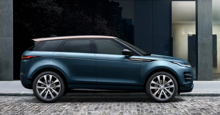 Range Rover Evoque plug-in hybrid premium lüks SUV otomobil, petrol yeşili renk, modern binanın önünde gündüz vakti