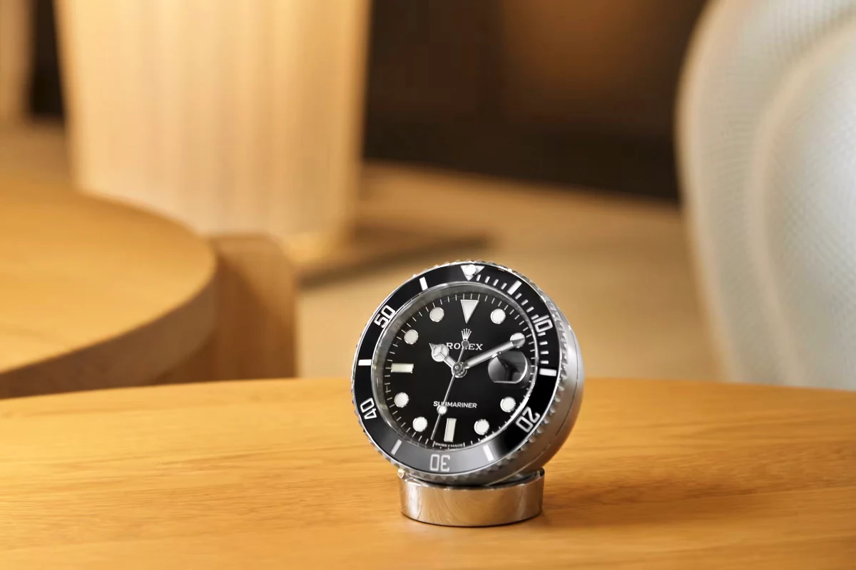 Denizin Derinliklerinden Ofis Masalarına: Rolex Submariner Masa Saati