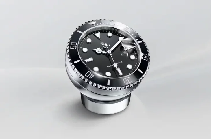 Rolex yeşil kadranlı masa saati, altın detaylı dikey tasarım, sade ve modern görünüm