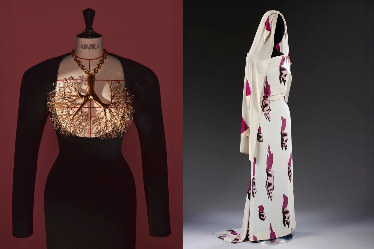 Sol görsel – Alt text: Altın tonlarında anatomik göğüs formu ve heykelsi detaylarla tasarlanan Schiaparelli elbisesi; sürrealist moda anlayışını zanaatkârlıkla buluşturan sergi sunumu. Sağ görsel – Alt text: Yüz baskılı desenleri ve akışkan siluetiyle dikkat çeken Schiaparelli elbisesi; moda ve sanat arasındaki sınırları sorgulayan avangart tasarım.