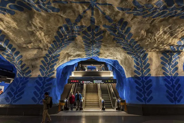 Stockholm metrosunun T-Centralen istasyonunda, mavinin ve bej tonlarının hakim olduğu, mağara benzeri pürüzlü tavan ve duvarları süsleyen tekrarlayan mavi yaprak motifleri, kentin en dikkat çekici gezilecek yerlerinden biri olan yeraltı sanat galerisinin rafine estetiğini gözler önüne seriyor.