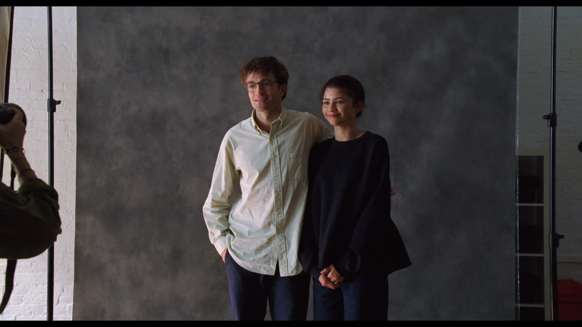 The Drama filminde, stüdyo ortamında fotoğraf çekimi sırasında yan yana duran Zendaya ve Robert Pattinson.
