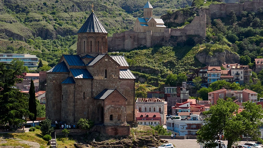 Tiflis'in yemyeşil tepelerin eteklerine kurulmuş, geleneksel evlerle çevrili tarihi Metekhi Kilisesi ve arkasındaki kadim Narikala Kalesi, şehri ziyaret etmek için en güzel zamanları merak edenlere eşsiz bir görsel sunuyor.