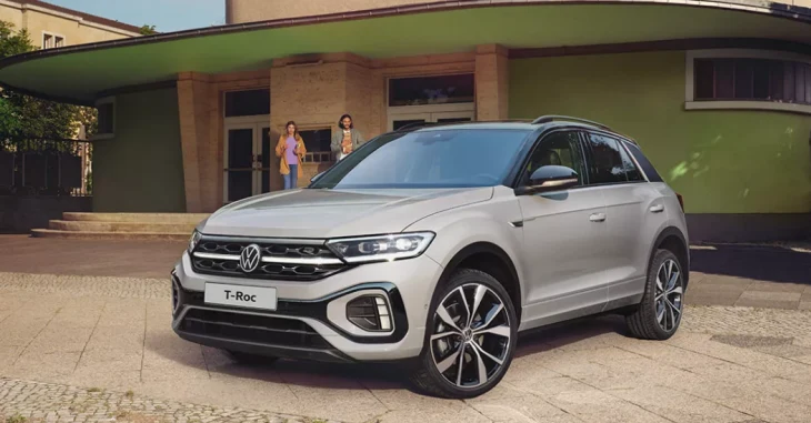 Volkswagen T-Roc kompakt SUV otomobil, Nardo Gri renk, gündüz vakti