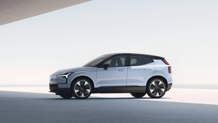 Volvo EX30 tamamen elektrikli kompakt SUV, beyaz renkli, gündüz vakti, stüdyo ortamında