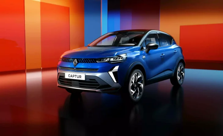 Yeni Renault Captur hibrit, mavi renkli, stüdyo ortamı