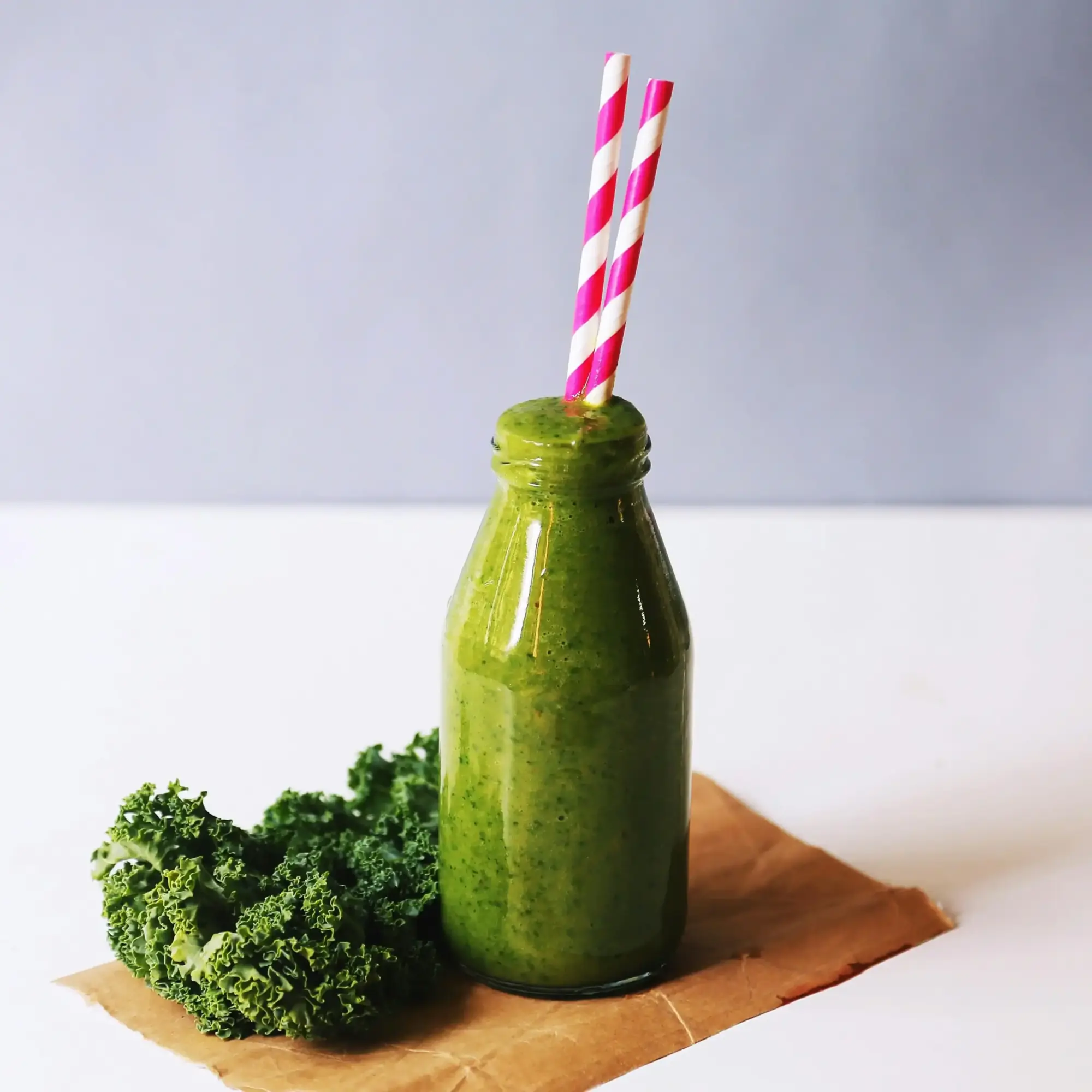 Detoks sürecinde tüketilen yeşil sebzelerle hazırlanmış smoothie